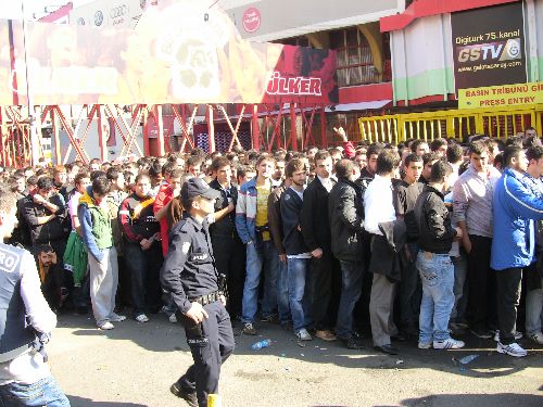 ali sami yen bilet kuyrugu