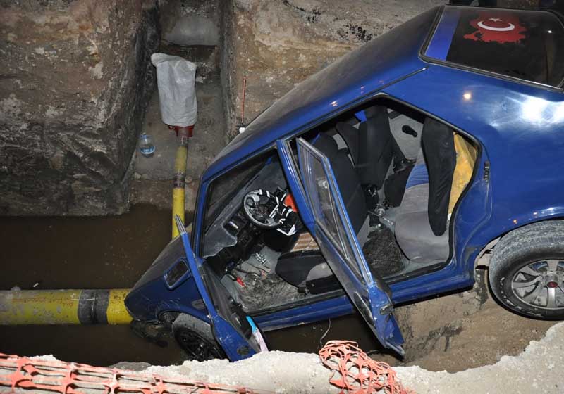 Edirne'de trafik kazası! Sarhoş sürücü doğalgaz çukuruna uçtu! 1 edirne kaza