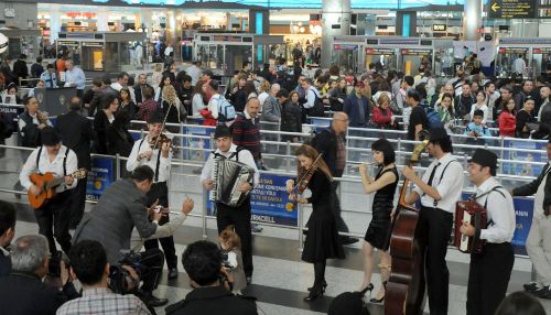 Atatürk Havalimanı'nda yolcular müzikle uğurlanıyor 1 havaalani muzik