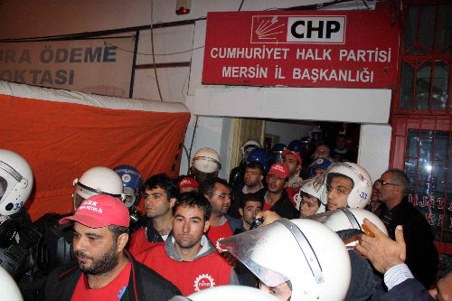 Mersin CHP binasındaki işçilere polis müdahale etti 1 mersin chp polis
