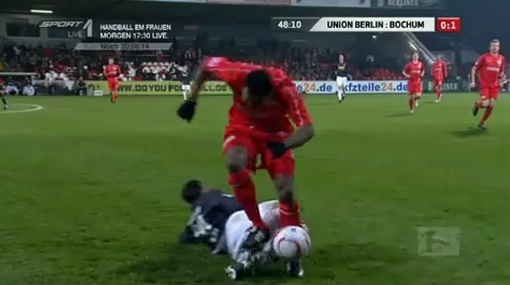 Union Berlin-Bochum maçında şok görüntü / Video 1 Younga Mouhani ile Matias Cocha