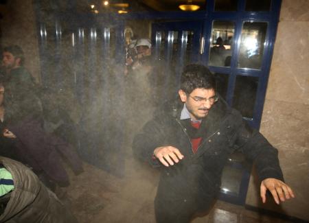 Mülkiye karıştı! Burhan Kuzu'ya yumurta, öğrencilere biber gazı! 1 ankarasbf bibergazi