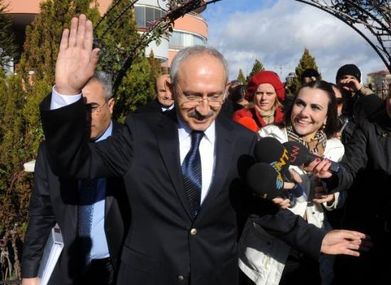 CHP'de Kurultay günü! Kılıçdaroğlu eşiyle geldi 1 kilicdaroglu evden cikis