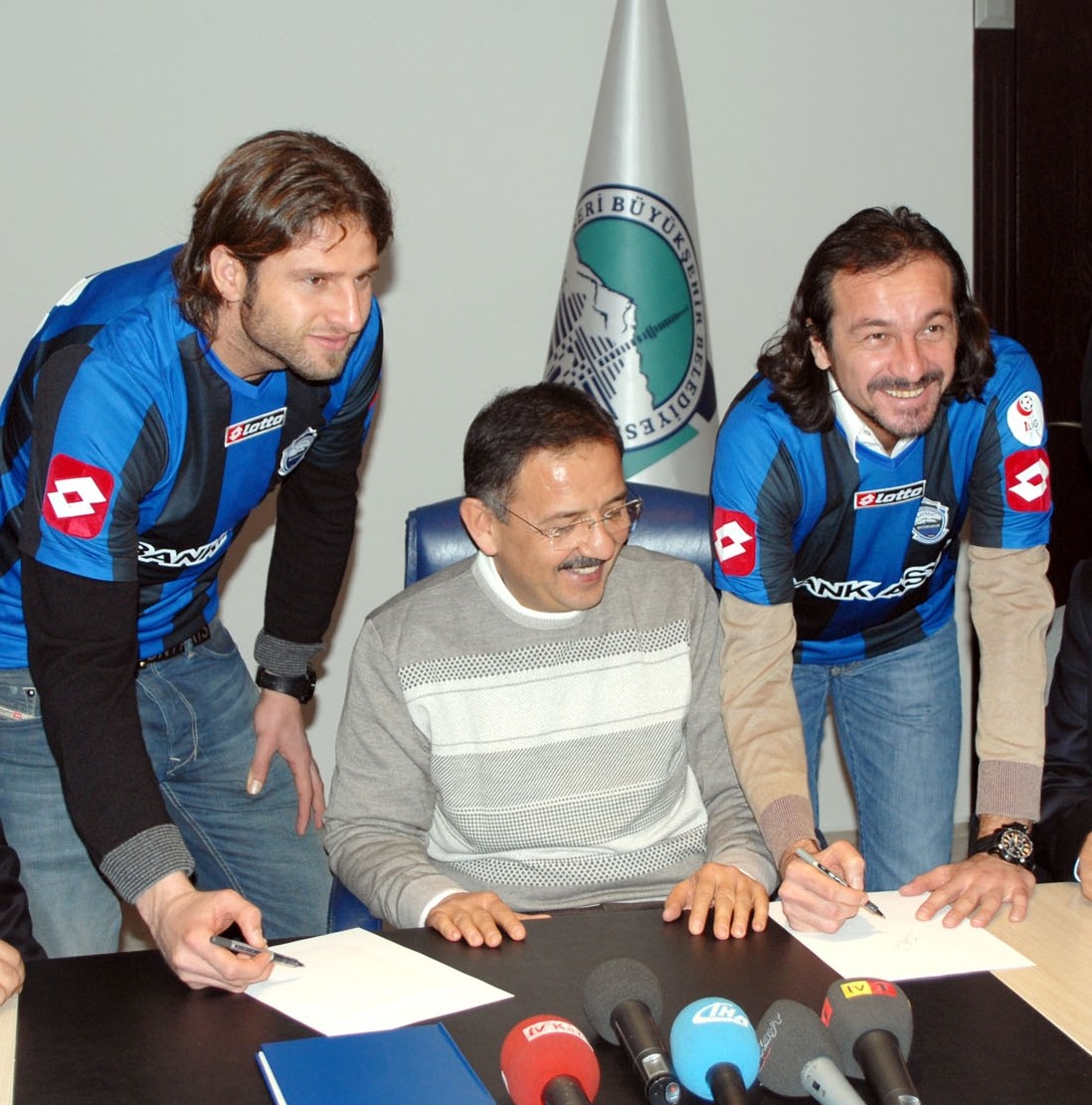Beşiktaş 'lı Yusuf Erciyesspor 'a imza attı / Transfer haberleri 1 besiktasliyusuf erciyessporda2 nationalturk 19 ocak 2011 e1295445664433