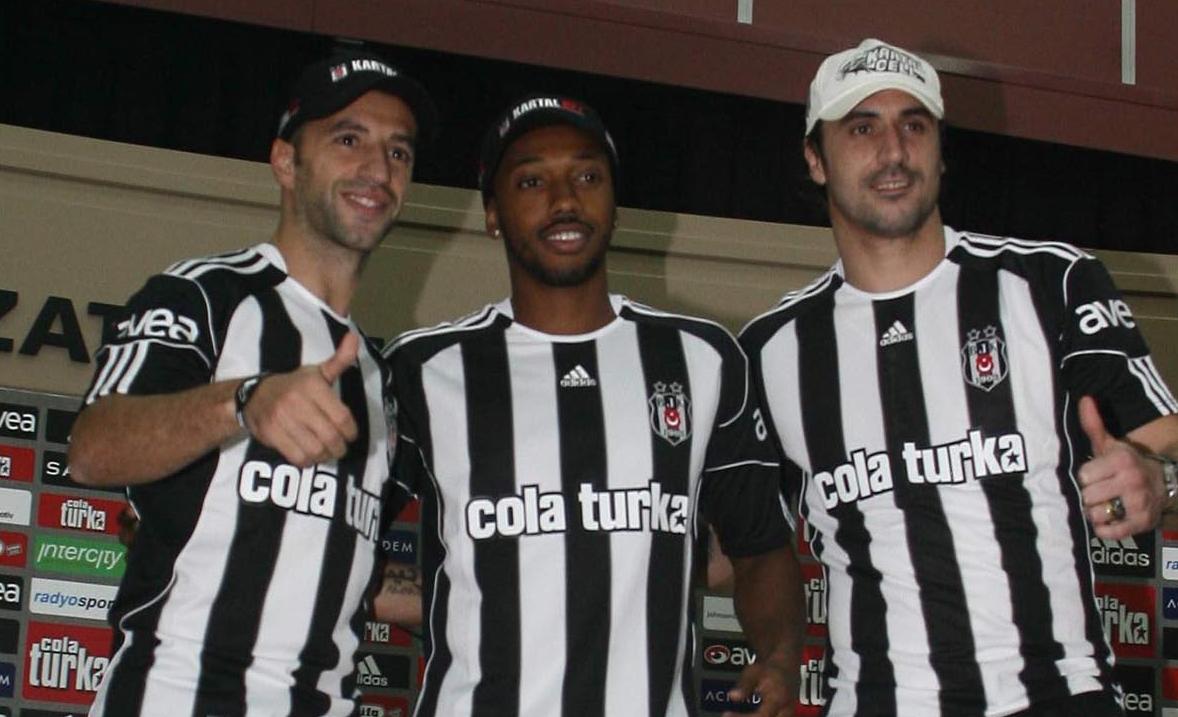 Beşiktaş'ın yeni transferleri imzaları attı / Video 1 fernandes simao almeida imza