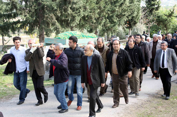 Başbakanın azarladığı çiftçinin annesi toprağa verildi 1 kemal oncel annesi cenaze