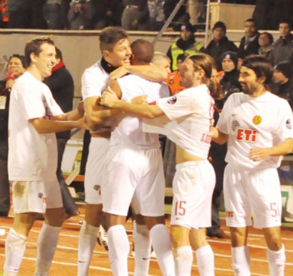 90+3'te öldürücü darbe! Eskişehirspor Sivas maçı nefes kesti 1 eskisehirspor sevinnc