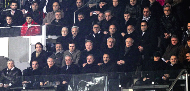 İsmail Ünal'a yumruk atıldı iddiası! / Beşiktaş Haberleri 1 inonu seref tribunu aziz