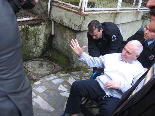 Mehmet Haberal başka hastaneye sevk edildi, hemşire gözaltında! 1 mehmet haberal sandalye