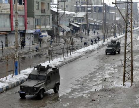 Hakkari ve Yüksekova'da yine olaylar çıktı! 1 yuksekova kar polis