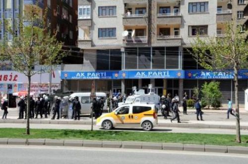 Diyarbakır yine karıştı! Gözaltına alınanlar AKP binasına götürüldü! 1 akp diyarbakir