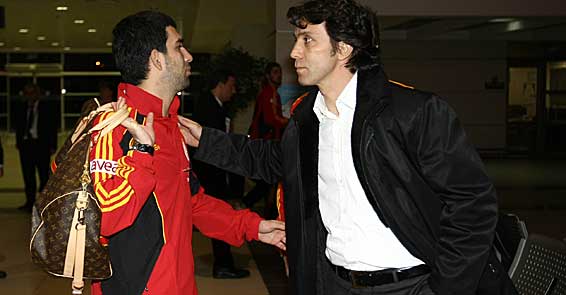 Galatasaray Atatürk Havalimanı'nda küfürlerle karşılandı! 1 arda turan bulent havaalani