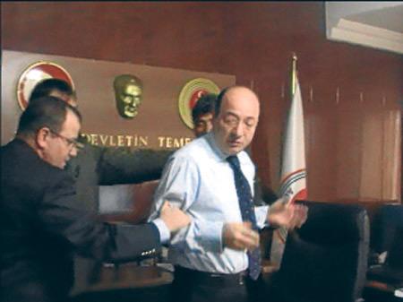 İlhan Cihaner'in gözaltına alınması sırasında ilginç diyaloglar 1 ilhan cihanerrr gozalti