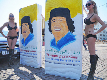 Femen Rusya Kaddafi'ye çıplak destek