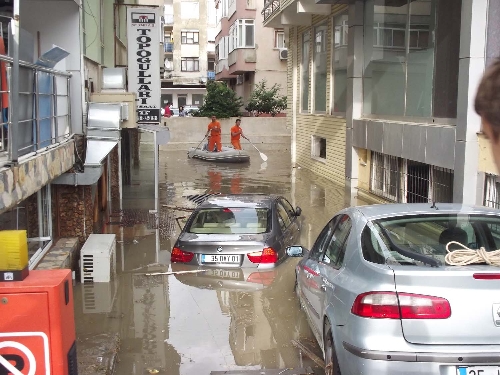 5 dakika yağmur yağdı, Buca göle döndü! 1 buca sel