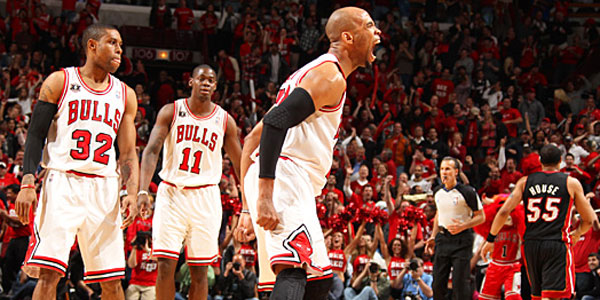 Chicago Bulls NBA doğu konferansı finalinde 1-0 önde 1 Chigago Bulls Miami Heat 'i Derrick Rose ve Lual Deng ile bitirdi