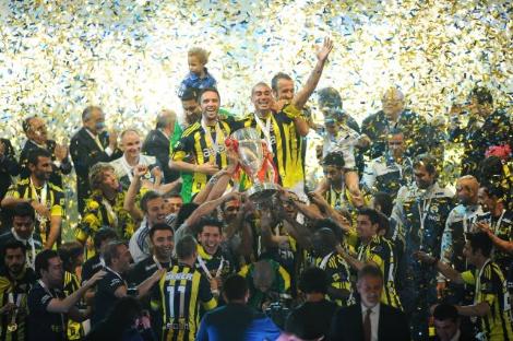 Video / Kanarya kupasını aldı - Fenerbahçe Şampiyonluk kutlamaları 1 fenerbahce kupa