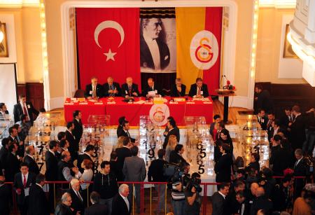 Galatasaray'da tarihi seçim! Başkan adayları oylarını kullandı 1 galatasaray kongre