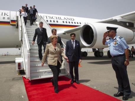 İran Merkel 'in uçağına geçiş izni vermedi