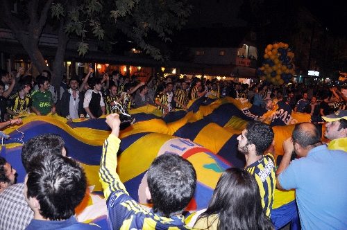 Şampiyon Fenerbahçe! Trabzon ve Beşiktaş ilçesi hariç her yer bayram yeri 1 sampiyon fenerbahce taraftar
