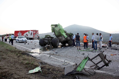 Tarsus'ta trafik kazası: 2 TIR çarpıştı, 2 kişi öldü 1 tarsuskaza