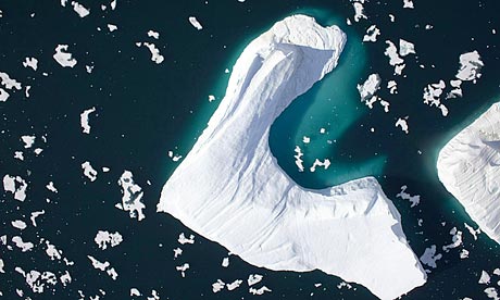 Petermann Buzulunun havadan görüntüsü , buzuldan kopan 280km2 lik parça artık eridi