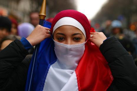 Fransa'da sokakta çarşaflı kadın kalmayacak