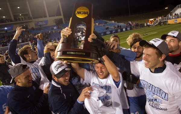 NCAA Futbol 'da şampiyon North Carolina 1 Amerikan Kolej Futbolu ligi'nde şampiyon Charlotte'u 1-0 ile deviren North Carolina Tar Heels