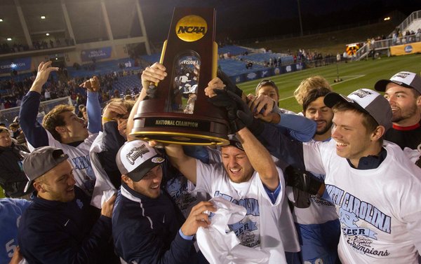 Amerikan Kolej Futbolu ligi'nde şampiyon Charlotte'u 1-0 ile deviren North Carolina Tar Heels