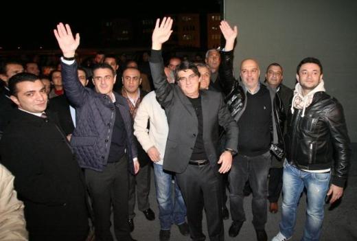 Tayfur Havutçu tahliye oldu / Metris'ten böyle çıktılar (Video) 1 tayfur serdal ahmet tahliye