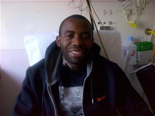 Fabrice Muamba kalp krizinden sonra ilk defa.. 1 İyileşmekte olan Muamba 'nın yüzü gülüyor