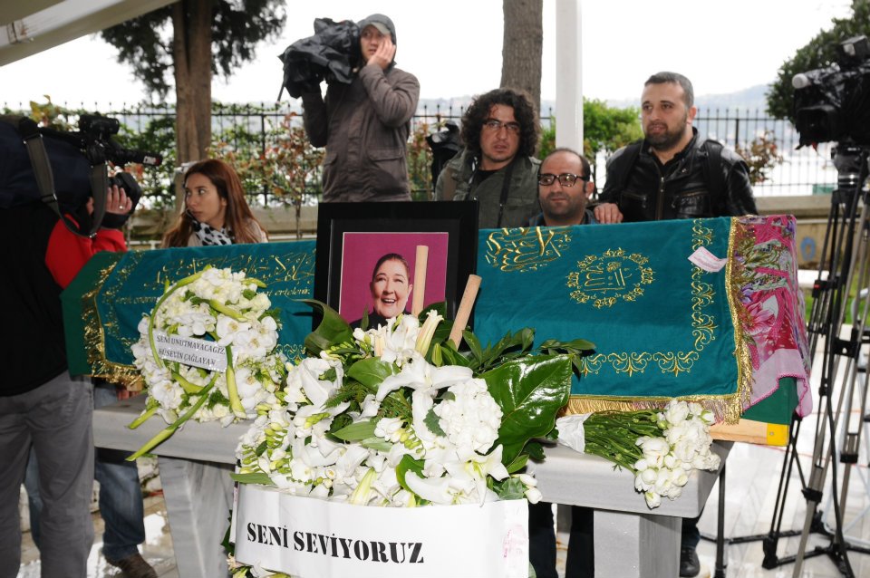Meral Okay toprağa verildi 1 meral okay cenaze