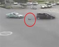 Arabadan düşen bebek korkuttu! Video 1 arabadan dusen bebek