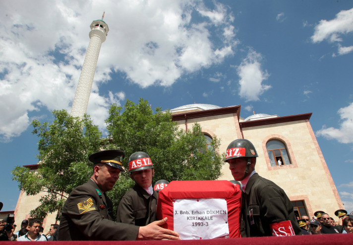 Şehit Binbaşı Erhan Dikmen toprağa verildi 1 sehit erhan dikmen1