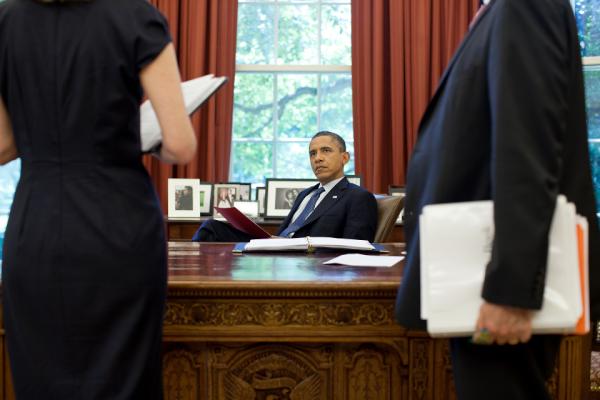 Başkan Obama Beyaz Saray'da oval ofiste brifingde terledi 1 Barack Obama 'nın yoğun gündemi masaya yatırıldı
