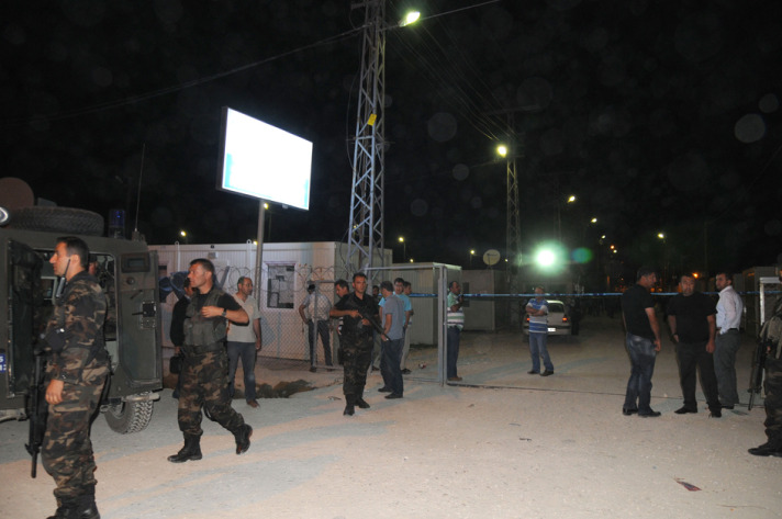 Van'da depremzedeleri koruyan polislere saldırı! 1 şehit 1 van polis saldiri