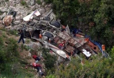 Hindistan'da yolcu otobüs uçuruma yuvarlandı 1 hindistanda yolcu otobus ucuruma yuvarlandi e1344672352489