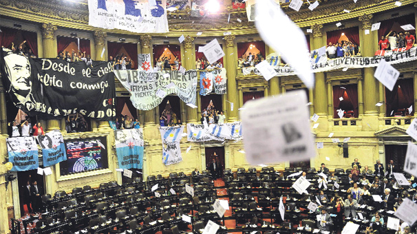 Burası Arjantin'de bir stadyum değil, Arjantin parlamentosunun seçmen yaşı tasarısı kabulünden sonraki hali