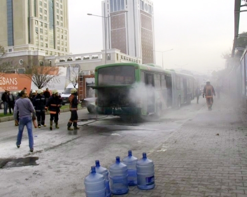 Kadıköy'de İETT otobüsünde yangın! Yoldan geçen sucu faciayı önledi (Video) 1 iett yangin