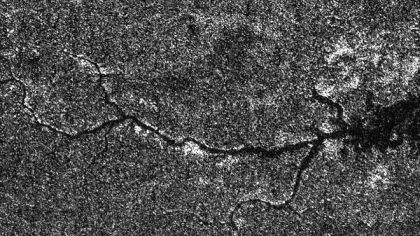 Satürn uydusu Titan'da Nil'e benzeyen nehir ! / Uzay Haberleri 1 Saturn uydusu Titan'daki akarsunun Cassini tarfından çekilen görüntüsü