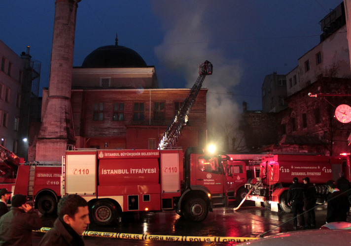 Karaköy'de yangın! 260 yıllık cami ucuz kurtuldu (Video) 1 yangin karakoy