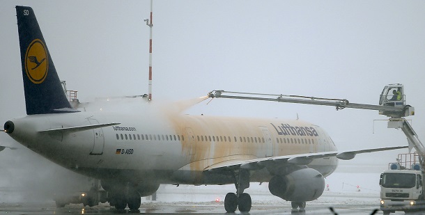 frankfurt airport heavy snow