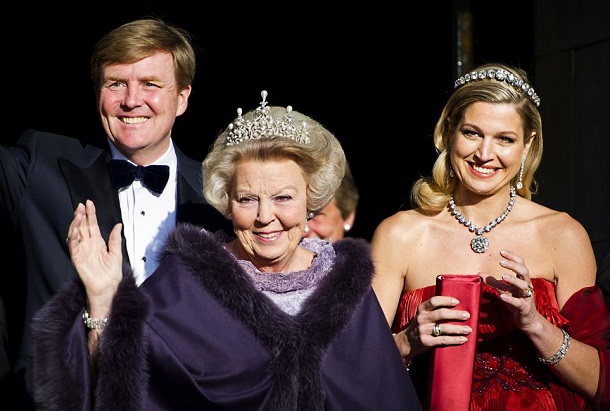 Kral Williem-Alexander Hollanda Tahtını Annnesi Kraliçe Beatrix'ten devraldı / Video 1 Queen Beatrix finished Throne