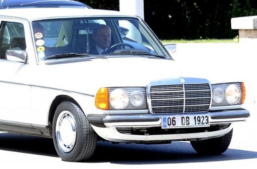 06 DB 1923! Devlet Bahçeli eski Mercedes'iyle göz kamaştırdı 1 Otomobil Haberleri, Türkiye ve Dünya’nın en objektif gazetesi NationalTurk ile takip edin. Otomotiv ile ilgili Son Dakika Haberleri için tıklayın.