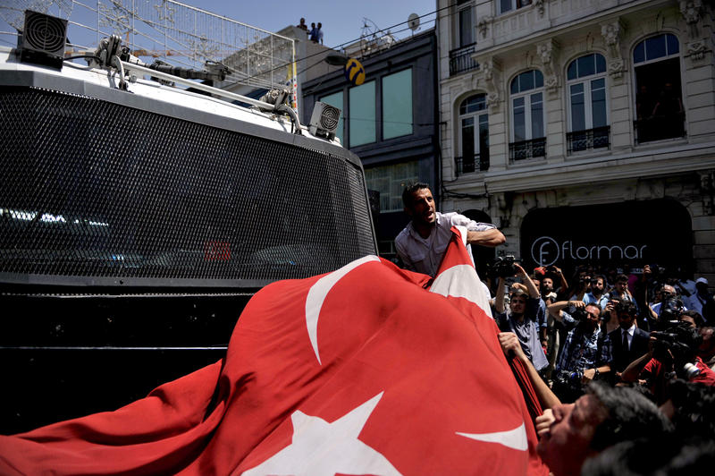 gezi parki olaylar bayrak