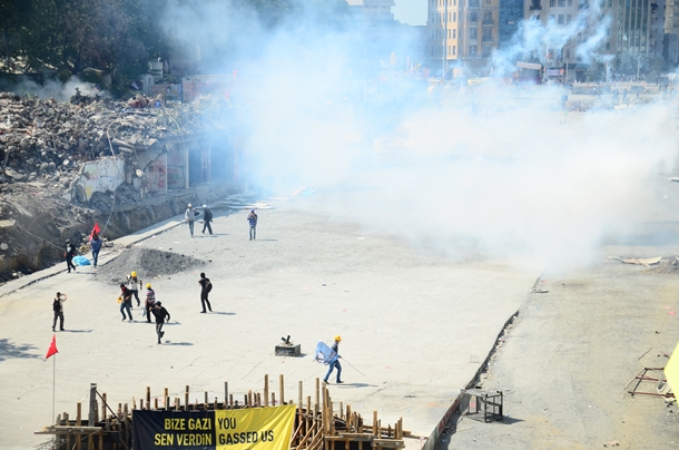 Molotof atıldı, Türk medyası canlı yayına geçti! 1 gezi parki mudahale 2908472034