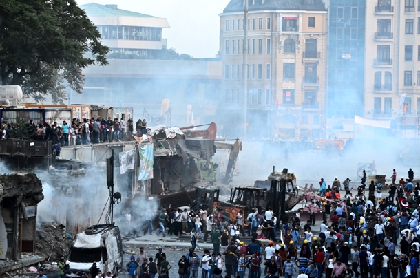 Son Dakika! Taksim Meydanı'nda polis yine müdahaleye başladı 1 taksim meydani mudahale 472222