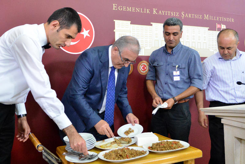 CHP'li Ensar Öğüt'ten kavurmalı basın toplantısı 1 ensar ogut kavurma