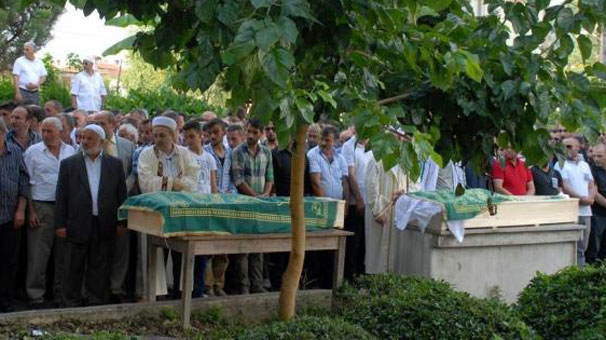 Rize'de birbirini öldüren iki kişi birlikte defnedildi! 1 rize birbirini öldüren iki kisi