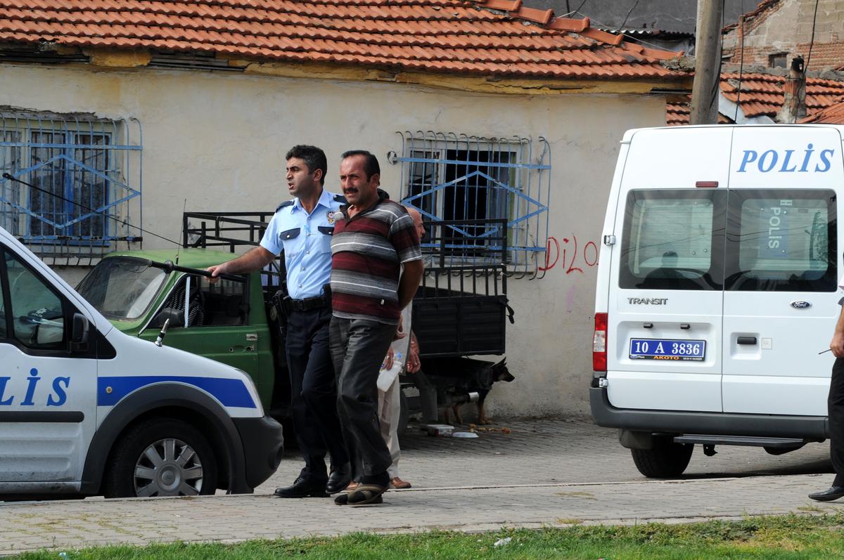 Balıkesir'de 3 aile silahlarla birbirine girdi: 6 yaralı (Video) 300 polisle müdahale 1 balikesir silahli kavga